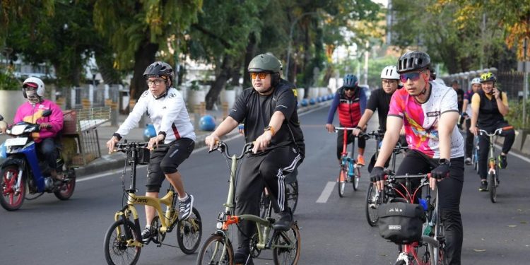 Gowes Keliling Kota, Munafri Pantau Jumat Bersih dan Pembersihan Kanal
