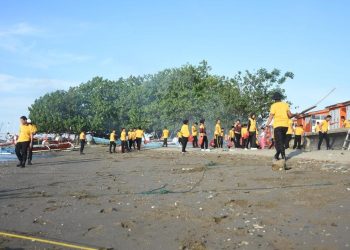 Jumat Bersih, Personel Polres Bulukumba Bersihkan Sampah di Pantai Merpati
