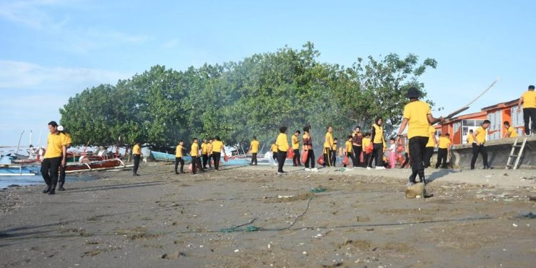 Jumat Bersih, Personel Polres Bulukumba Bersihkan Sampah di Pantai Merpati