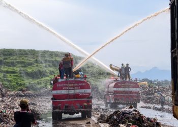 DLH dan Damkar Makassar Turun Tangan, Tiga Armada Semprot TPA Bintang Lima