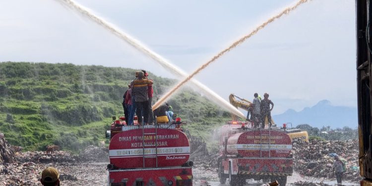 DLH dan Damkar Makassar Turun Tangan, Tiga Armada Semprot TPA Bintang Lima