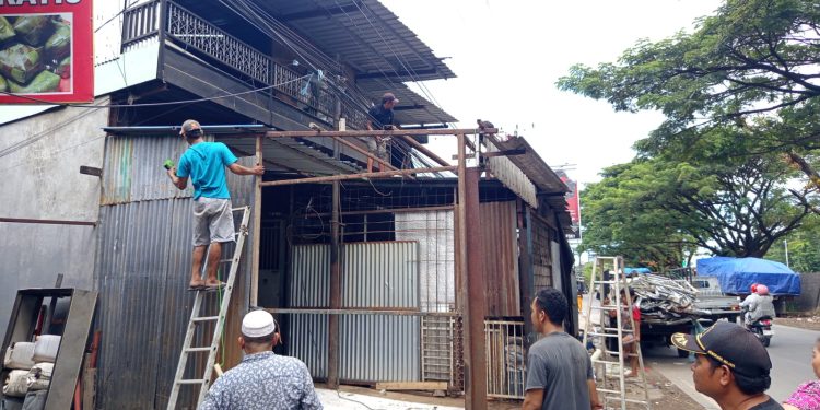 Sudah 10 Tahun Berdiri, Lapak di Atas Drainase Dibongkar Sukarela oleh Pemiliknya