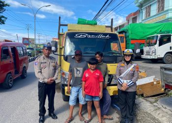 Kanit Kamsel Ipda Nuraeni Edukasi Sopir Truk dalam Kegiatan ‘Polantas Menyapa’!”