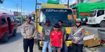 Kanit Kamsel Ipda Nuraeni Edukasi Sopir Truk dalam Kegiatan ‘Polantas Menyapa’!”