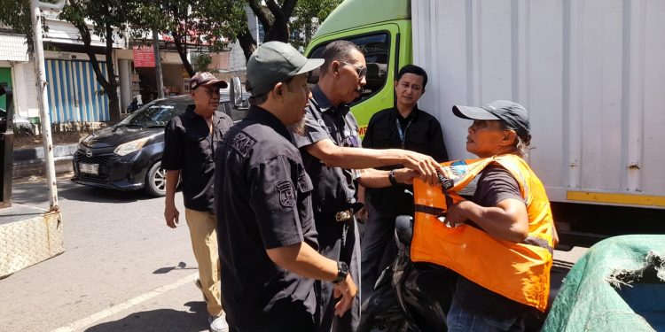 Perumda Parkir Sita Rompi Jukir di Veteran Utara, Ditetapkan Jukir Liar!