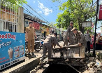 Lapak yang Berdiri 10 Tahun di Atas Fasum, 25 PK5 Tamalanrea Bongkar Secara Mandiri!