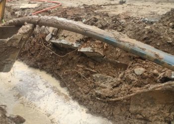 Gali Saluran Drainase, PDAM Imbau Warga Dua Perumahan Aroepala Siapkan Cadangan Air