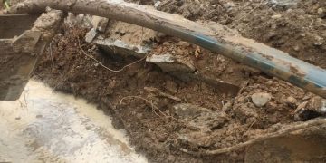 Gali Saluran Drainase, PDAM Imbau Warga Dua Perumahan Aroepala Siapkan Cadangan Air