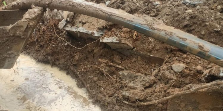 Gali Saluran Drainase, PDAM Imbau Warga Dua Perumahan Aroepala Siapkan Cadangan Air