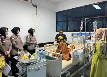 Wujud Kepedulian, Polwan Polres Bulukumba Kunjungi dan Beri Semangat Syifa di RSUD