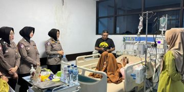 Wujud Kepedulian, Polwan Polres Bulukumba Kunjungi dan Beri Semangat Syifa di RSUD