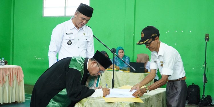 Usai Lewati Proses Demokrasi, Lurah Arief Candra Resmi Angkat 12 Ketua RT Hasil Suara Warga