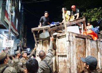 Pemkot Makassar Tertibkan Lapak Pasar Kubis & Pedagang Jalan Veteran, Berjalan Lancar Tanpa Keributan