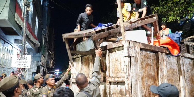 Pemkot Makassar Tertibkan Lapak Pasar Kubis & Pedagang Jalan Veteran, Berjalan Lancar Tanpa Keributan