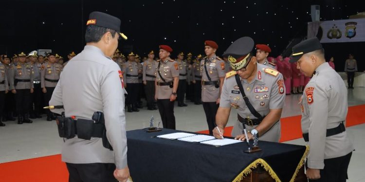 Kapolda Sulsel Pimpin Upacara Pelantikan dan Sertijab Pejabat Utama, Tekankan Dukungan dan Soliditas Jajaran