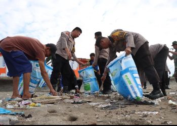 Jaga Kelestarian Alam, TNI-POLRI dan Instansi Bersihkan Pantai Bulukumba