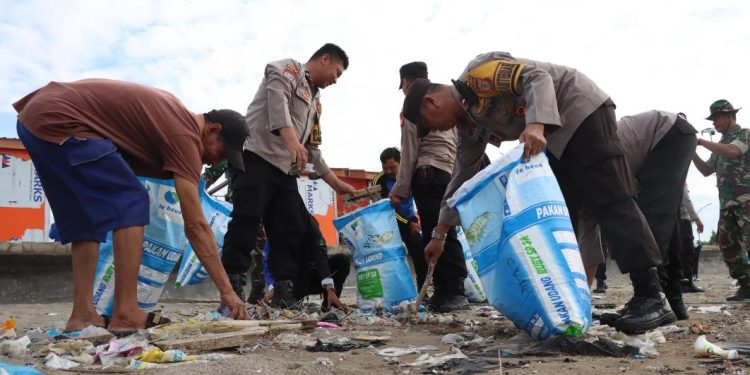 Jaga Kelestarian Alam, TNI-POLRI dan Instansi Bersihkan Pantai Bulukumba