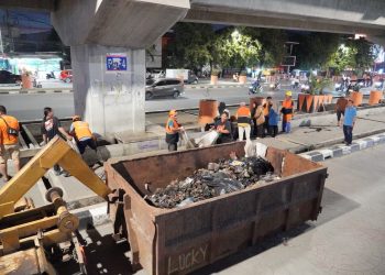 Tanggapi Keluhan Warga, Satgas Rappocini Bersihkan Lingkungan Bawah Tol Pettarani