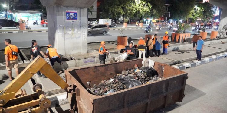 Tanggapi Keluhan Warga, Satgas Rappocini Bersihkan Lingkungan Bawah Tol Pettarani