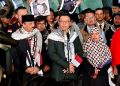 Menteri Luar Negeri RI Sugiono (kedua dari kiri) menyambut kedatangan sembilan WNI yang tergabung dalam rombongan kapal kemanusiaan Global Sumud Flotilla yang ditahan Israel, Minggu (25/5/2026) di Bandara Soekarno-Hatta, Tangerang, Banten. (Foto: Dok.Kemlu)