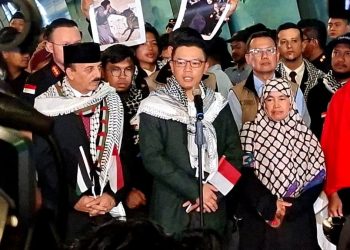 Menteri Luar Negeri RI Sugiono (kedua dari kiri) menyambut kedatangan sembilan WNI yang tergabung dalam rombongan kapal kemanusiaan Global Sumud Flotilla yang ditahan Israel, Minggu (25/5/2026) di Bandara Soekarno-Hatta, Tangerang, Banten. (Foto: Dok.Kemlu)