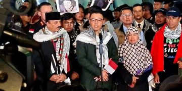 Menteri Luar Negeri RI Sugiono (kedua dari kiri) menyambut kedatangan sembilan WNI yang tergabung dalam rombongan kapal kemanusiaan Global Sumud Flotilla yang ditahan Israel, Minggu (25/5/2026) di Bandara Soekarno-Hatta, Tangerang, Banten. (Foto: Dok.Kemlu)