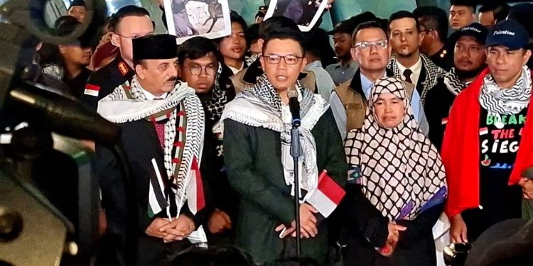 Menteri Luar Negeri RI Sugiono (kedua dari kiri) menyambut kedatangan sembilan WNI yang tergabung dalam rombongan kapal kemanusiaan Global Sumud Flotilla yang ditahan Israel, Minggu (25/5/2026) di Bandara Soekarno-Hatta, Tangerang, Banten. (Foto: Dok.Kemlu)