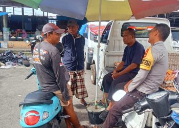 Bhabinkamtibmas Polsek Ujung Bulu Sambangi Pasar Cekkeng, Dialog Akrab dengan Pedagang dan Masyarakat