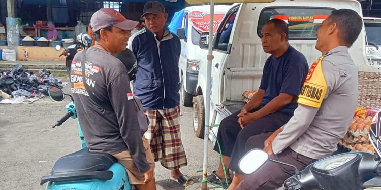 Bhabinkamtibmas Polsek Ujung Bulu Sambangi Pasar Cekkeng, Dialog Akrab dengan Pedagang dan Masyarakat