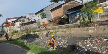 Tanggapi Keluhan Warga, Kanal Bara-Baraya Dibersihkan Tim Gabungan