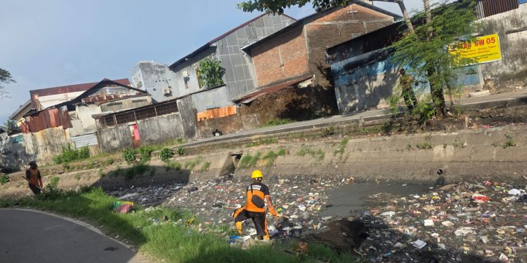 Tanggapi Keluhan Warga, Kanal Bara-Baraya Dibersihkan Tim Gabungan