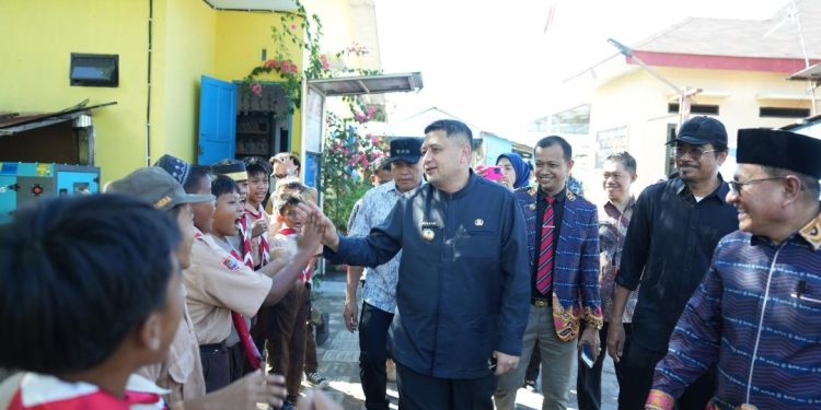 Bawa Bantuan, Appi dan TP PKK Sambangi Warga Sangkarrang