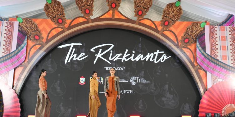 Tenun Nusantara Memukau Delegasi Internasional dalam Spouse Program Indonesia Gastrodiplomacy Series 2026