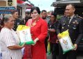 Momen HUT Bhayangkara, Polisi Bagikan Beras untuk Warga Bulukumba