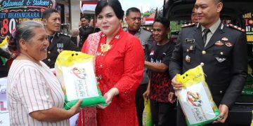 Momen HUT Bhayangkara, Polisi Bagikan Beras untuk Warga Bulukumba