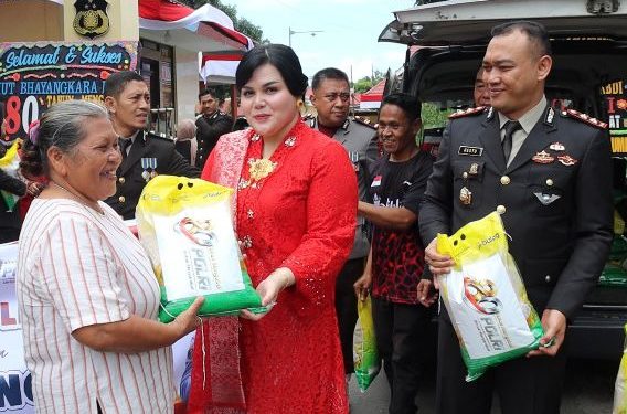 Momen HUT Bhayangkara, Polisi Bagikan Beras untuk Warga Bulukumba