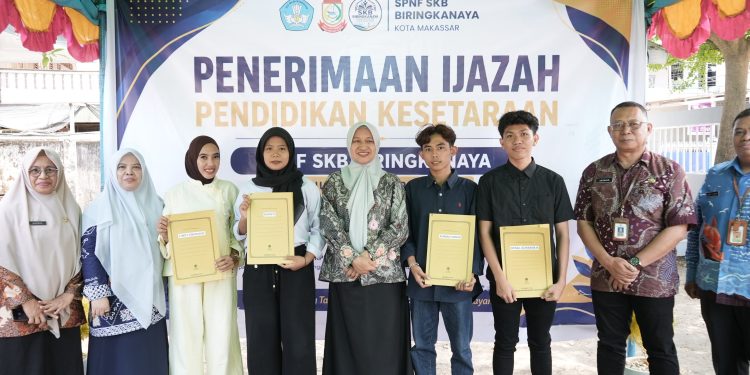 Wujudkan Hak Belajar, 108 Warga Terima Ijazah Paket A-C