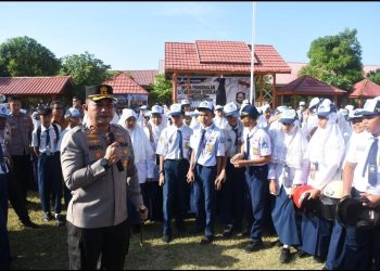 Bukan Razia, Kapolres Justru Beri Hadiah Helm untuk Pelajar di Hari Pertama Masuk