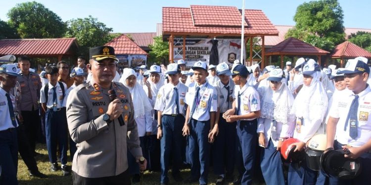 Bukan Razia, Kapolres Justru Beri Hadiah Helm untuk Pelajar di Hari Pertama Masuk