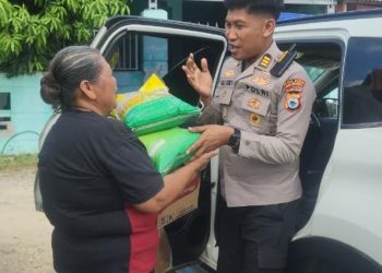 Tangis Haru & Pelukan Hangat, AKP Hasan Fadhlyh Pamit Salurkan Sembako