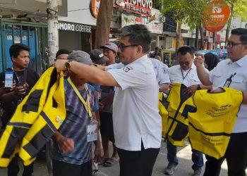 Lebih Rapi & Aman, Jukir Boulevard Makassar Dapat Rompi Resmi