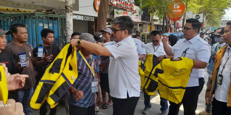 Lebih Rapi & Aman, Jukir Boulevard Makassar Dapat Rompi Resmi