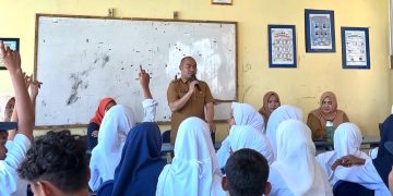 Kadis Kominfo Goes to School Sambangi Bonetambo, Anak Pulau Dibekali Kecakapan Digital