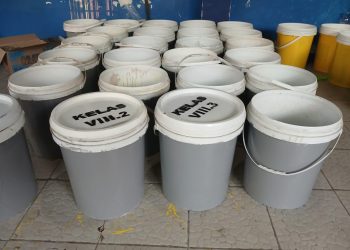 Siap Terapkan Pilah Sampah! UPT SPF SMPN 4 Makassar Pasang Tong Terpisah