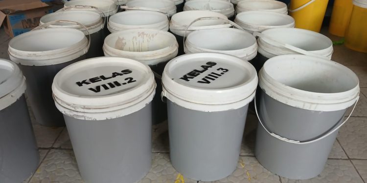Siap Terapkan Pilah Sampah! UPT SPF SMPN 4 Makassar Pasang Tong Terpisah
