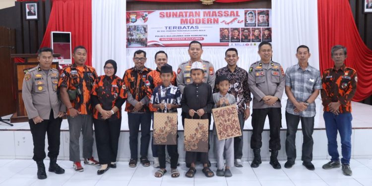 Polres Bulukumba Bersama Pemuda Pancasila Gelar Sunatan Massal Gratis
