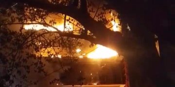 Kebakaran Terjadi di Kawasan Mall NIPAH Makassar, Satu Unit Mobil Pemadam Diterjunkan