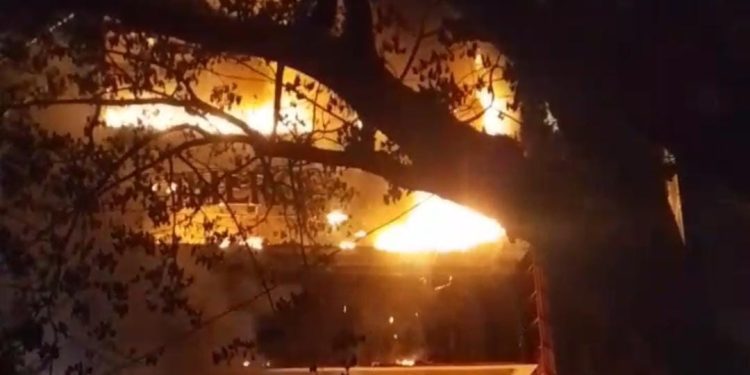 Kebakaran Terjadi di Kawasan Mall NIPAH Makassar, Satu Unit Mobil Pemadam Diterjunkan