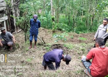 Tak Hanya ke Rumah Warga, Bhabinkamtibmas Sambangi Kebun Petani Sampaikan Pesan Kamtibmas