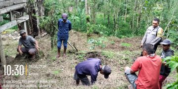 Tak Hanya ke Rumah Warga, Bhabinkamtibmas Sambangi Kebun Petani Sampaikan Pesan Kamtibmas